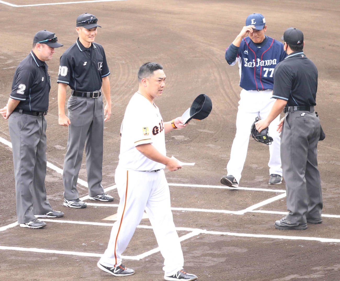イースタン・リーグ練習試合　巨人対西武　メンバー表を交換する巨人阿部2軍監督（手前）と西武松井2軍監督（撮影・久永壮真）