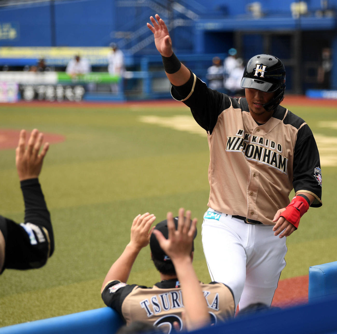 練習試合　ロッテ対日本ハム　1回表日本ハム2死一、二塁、石井の右越え適時二塁打で生還しエアタッチをする中田（撮影・横山健太）