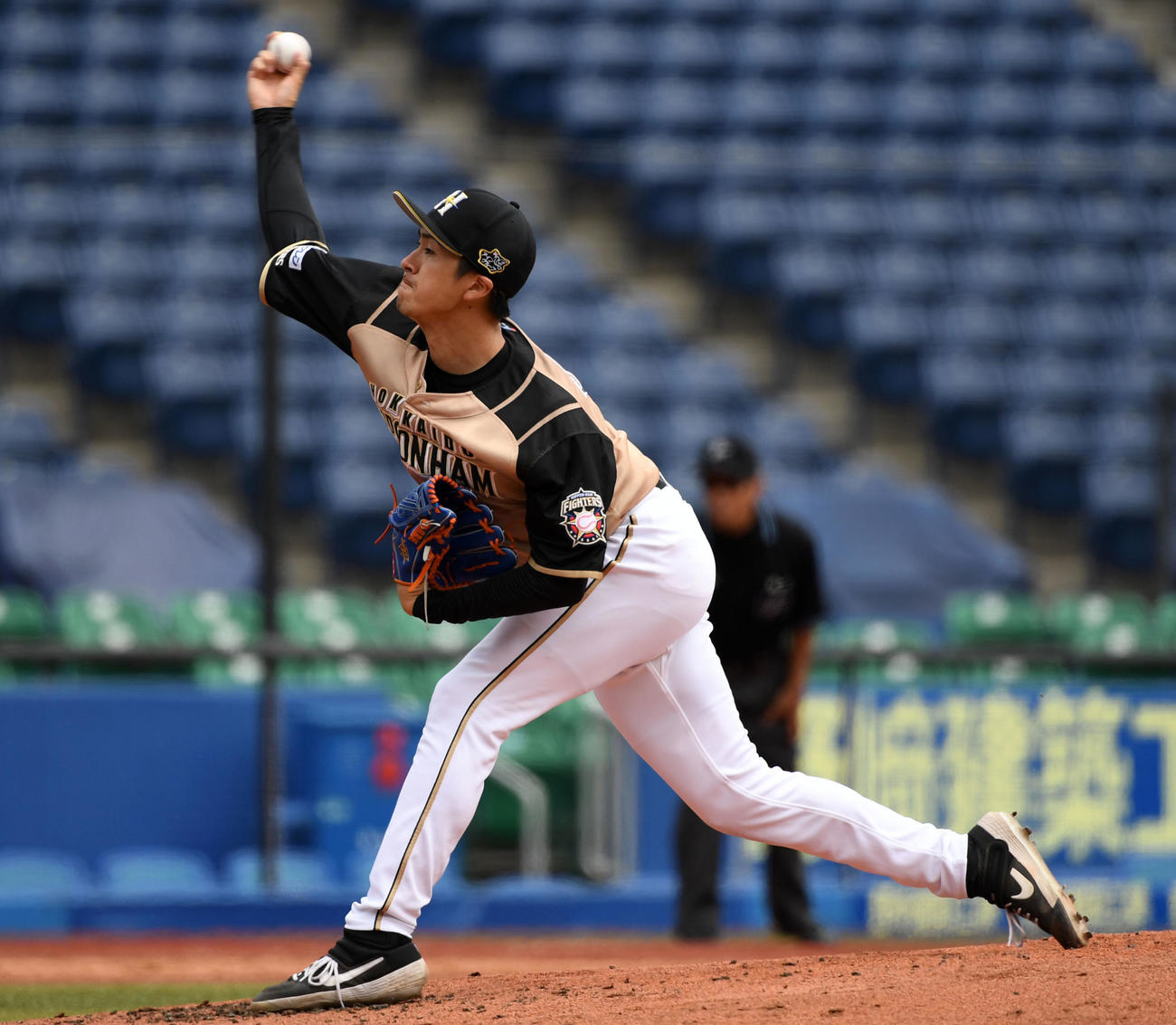 練習試合　ロッテ対日本ハム　2回裏、力投する日本ハム上沢（撮影・横山健太）