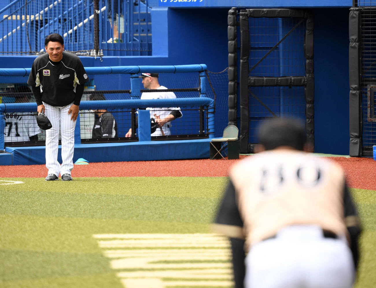 練習試合　ロッテ対日本ハム　試合前、離れた位置からあいさつを交わすロッテ井口監督（左）と日本ハム栗山監督（撮影・横山健太）