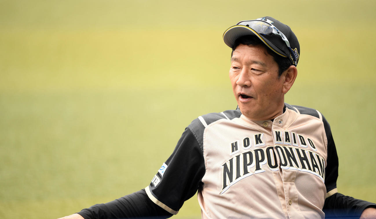 練習試合　ロッテ対日本ハム　試合前、リラックスした表情を見せる日本ハム栗山監督（撮影・横山健太）