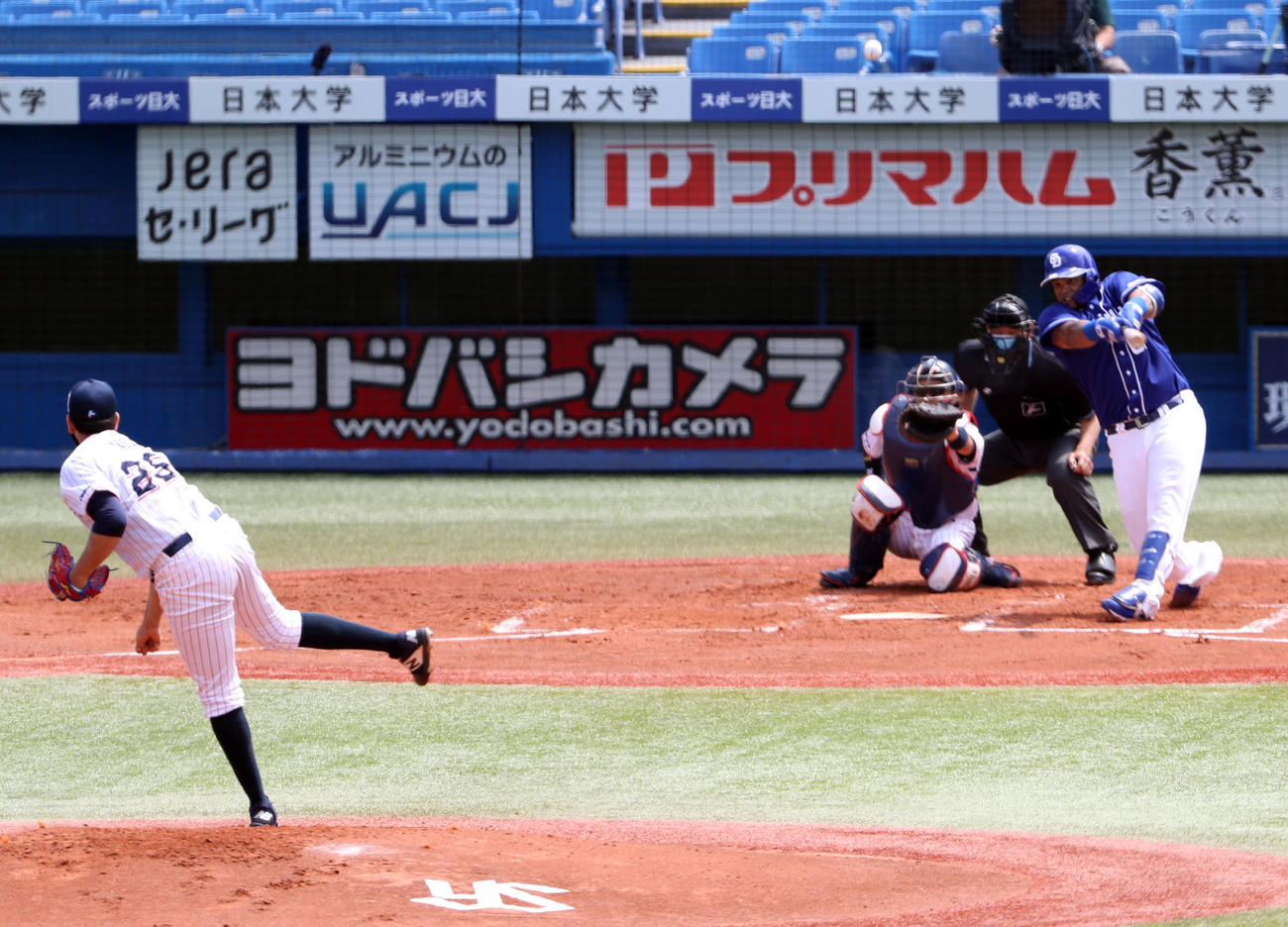 練習試合ヤクルト対中日　2回表中日無死、ソロ本塁打を放つビシエド。投手イノーア（撮影・狩俣裕三）