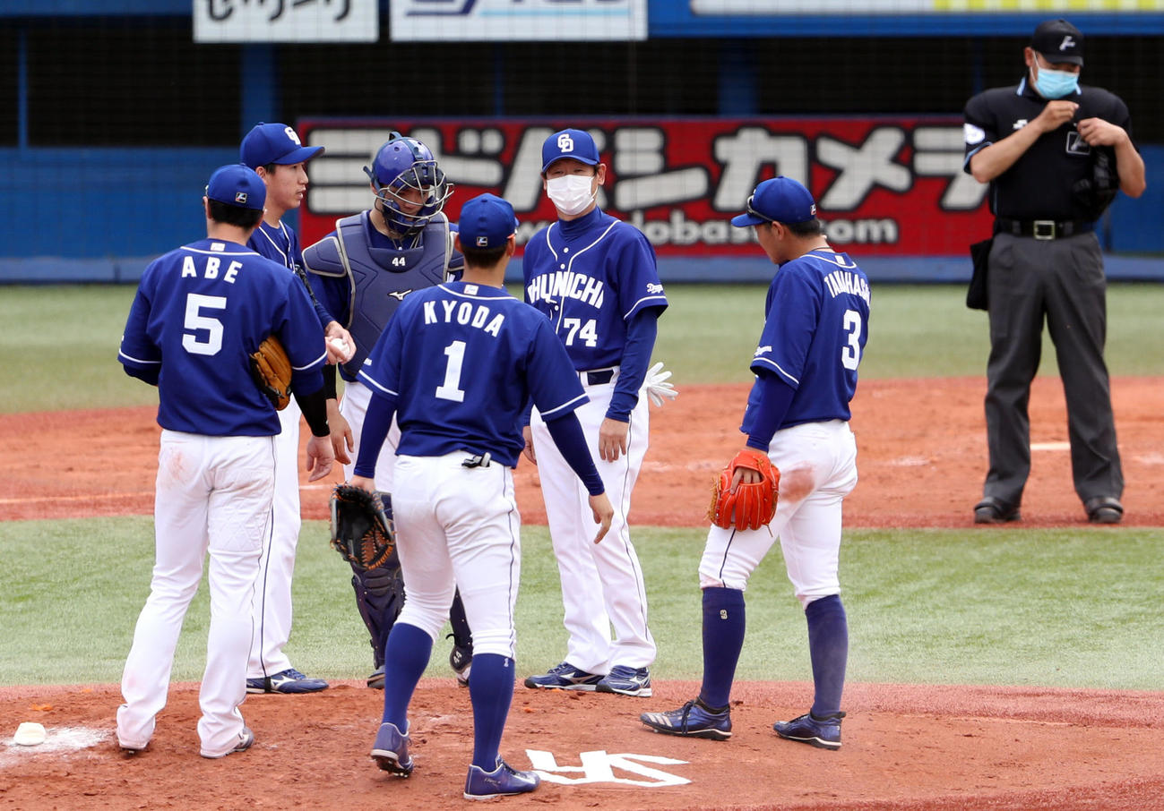 練習試合ヤクルト対中日　4回裏、マウンドの橋本（左から2人目）と話をするマスク姿の阿波野コーチ（中央）（撮影・狩俣裕三）