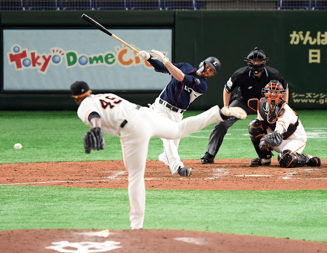 巨人対西武　5回表西武2死一塁、右前安打を放つスパンジェバーグ。投手ビエイラ（撮影・たえ見朱実）