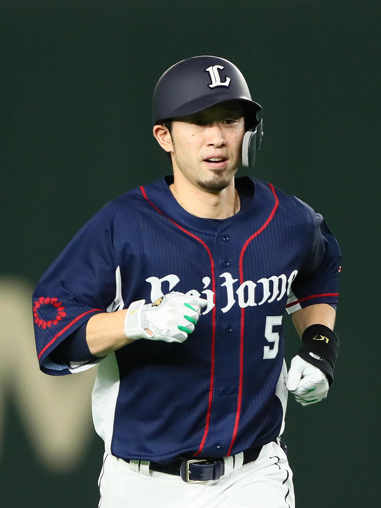 練習試合　巨人対西武　7回表西武2死一塁、外崎は右越え2点本塁打を放つ（撮影・足立雅史）
