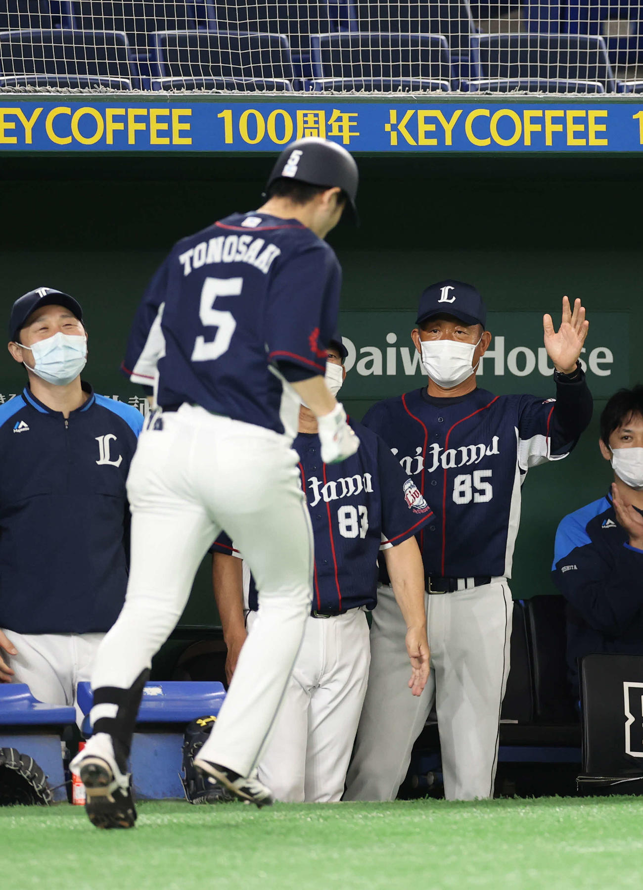 巨人対西武　7回表西武2死一塁、右越え2点本塁打を放った外崎（手前）を迎える辻監督（右）（撮影・河野匠）