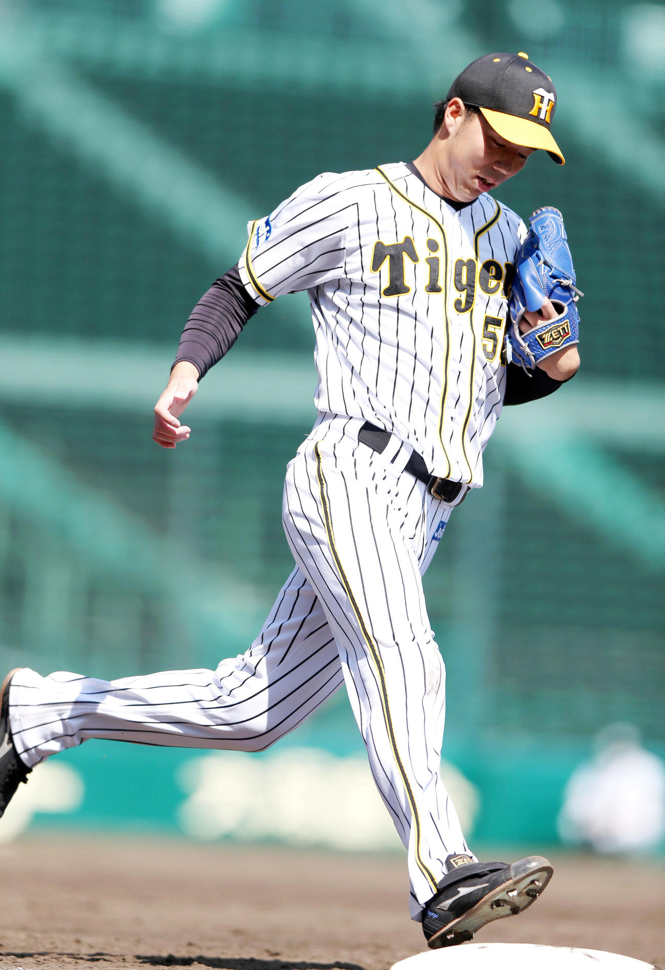 練習試合阪神対広島　3回表広島2死一、二塁、青柳は菊池涼を一ゴロに仕留める（撮影・上山淳一）
