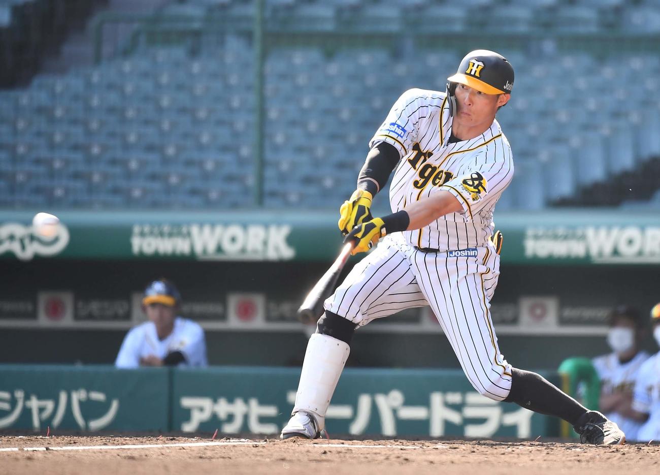 阪神対広島　5回裏阪神無死一、二塁、中前に適時打を放つ糸井（撮影・上田博志）