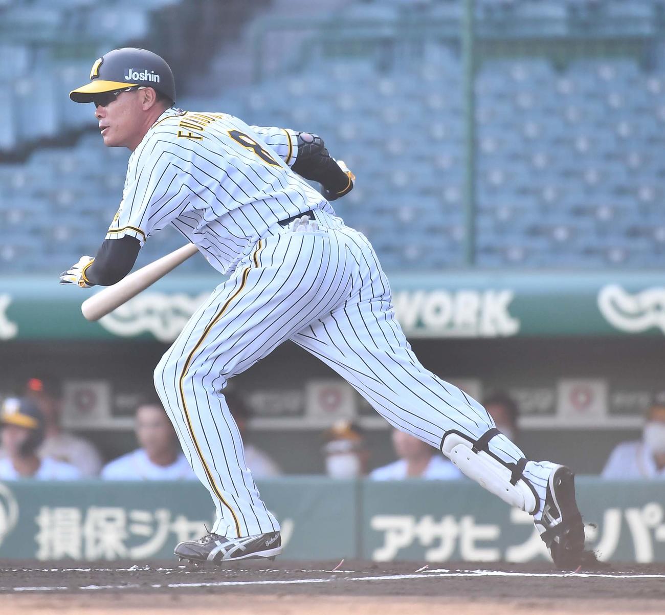 阪神対広島　6回裏阪神1死、左前安打を放つ福留孝介（撮影・上田博志）