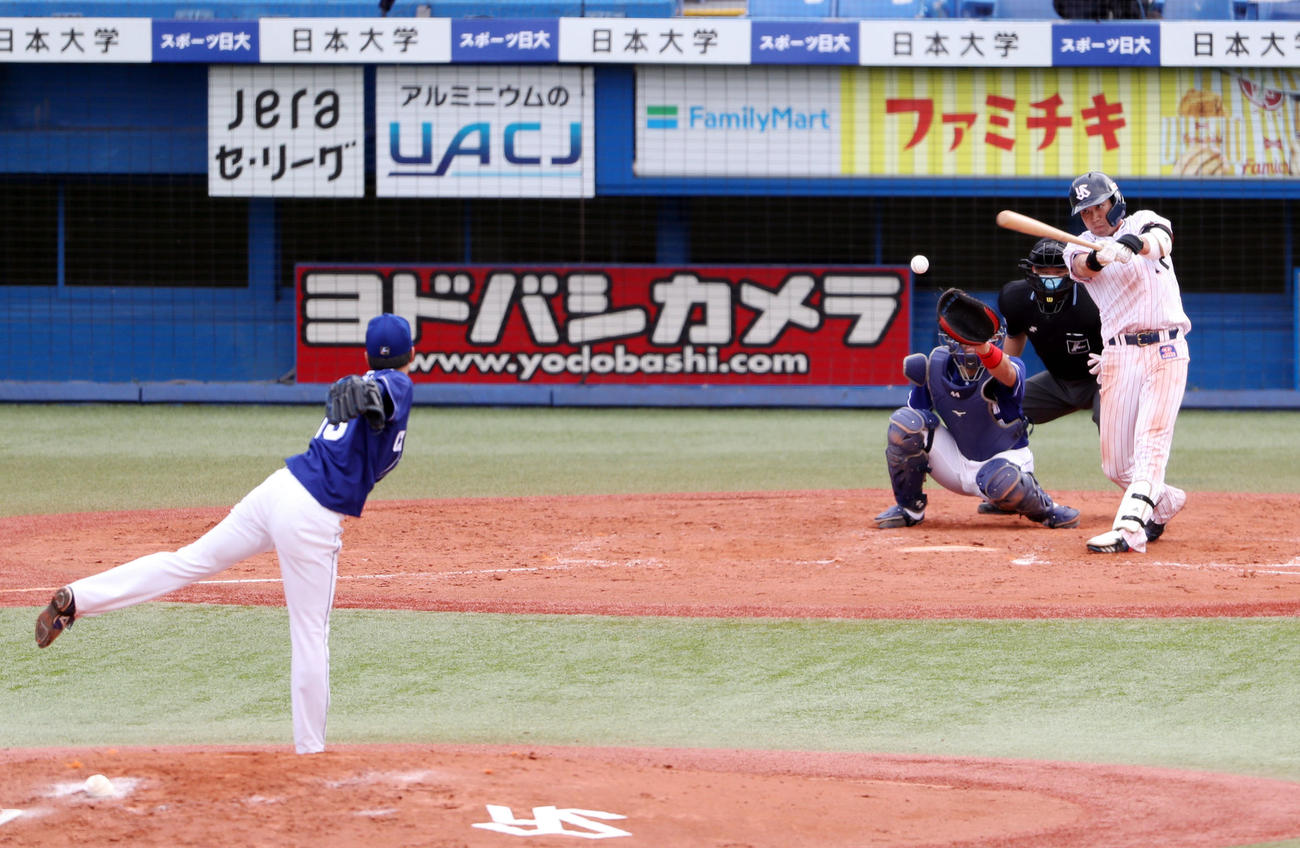 練習試合ヤクルト対中日　4回裏ヤクルト1死二、三塁、適時打を放つ山田哲。投手橋本（撮影・狩俣裕三）