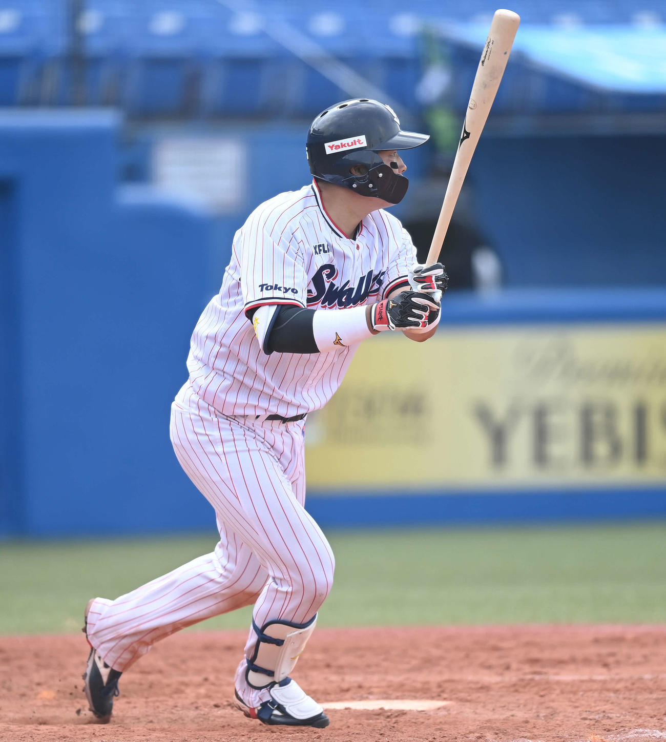 ヤクルト対中日　5回裏ヤクルト1死、左越えソロ本塁打を放つ村上（撮影・鈴木みどり）