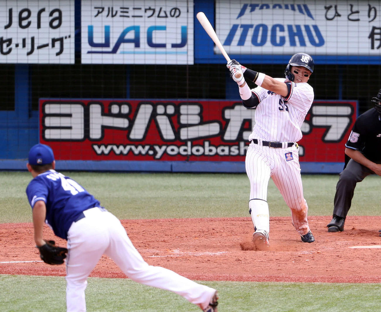 練習試合ヤクルト対中日　5回裏ヤクルト1死、ソロ本塁打を放つ村上。投手鈴木博（撮影・狩俣裕三）