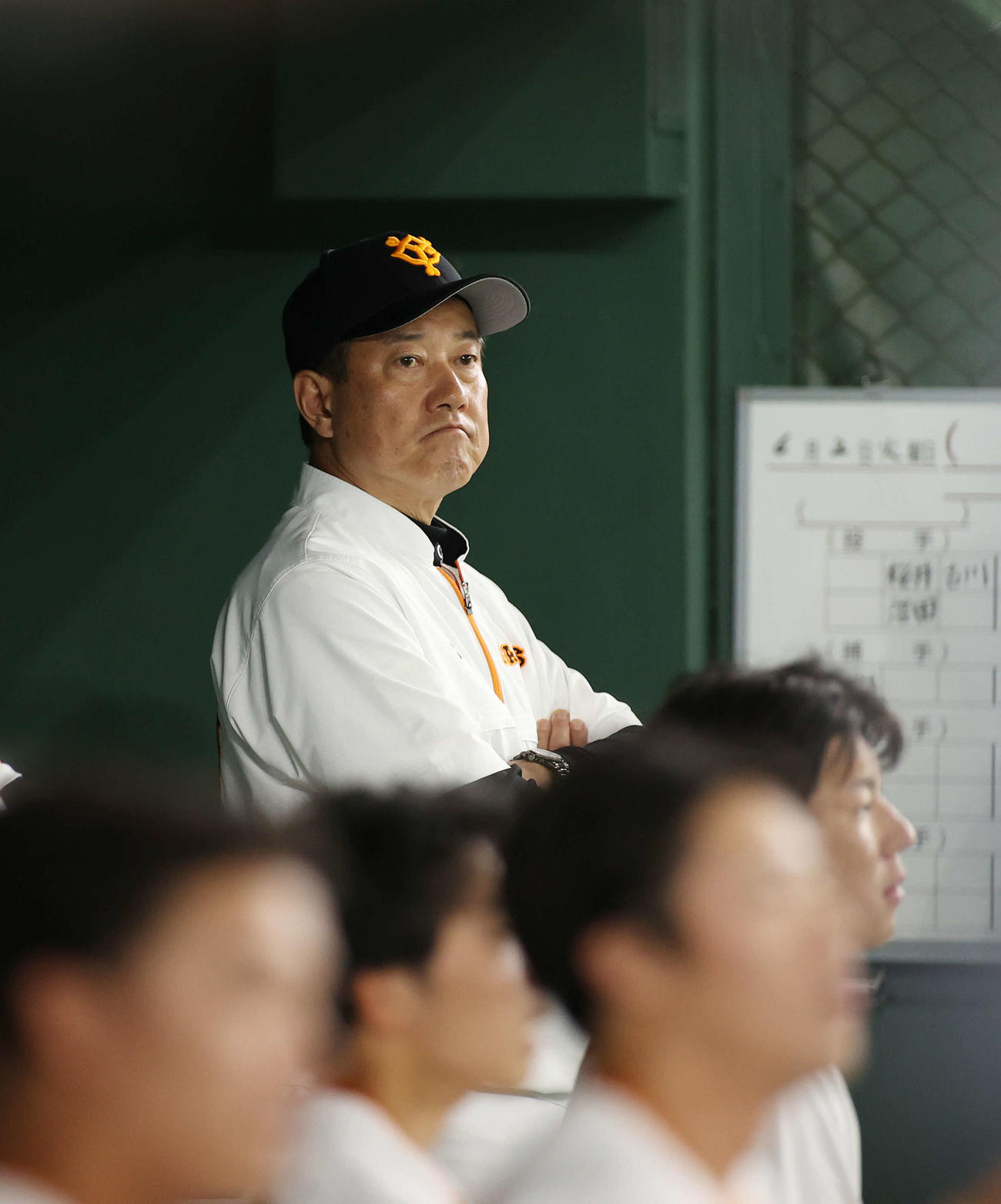 巨人対西武　ベンチで険しい表情を見せる原監督（撮影・河野匠）