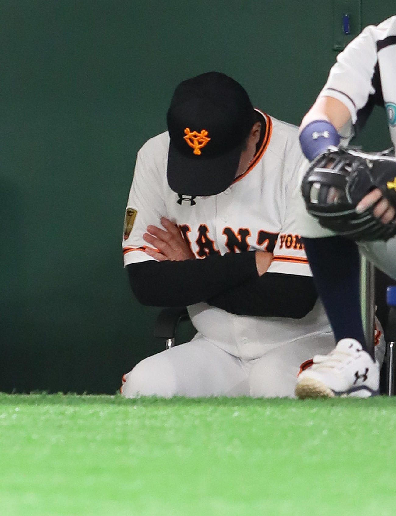 練習試合　巨人対西武　5回表西武2死満塁、巨人藤岡の暴投にうつむく原監督（撮影・足立雅史）