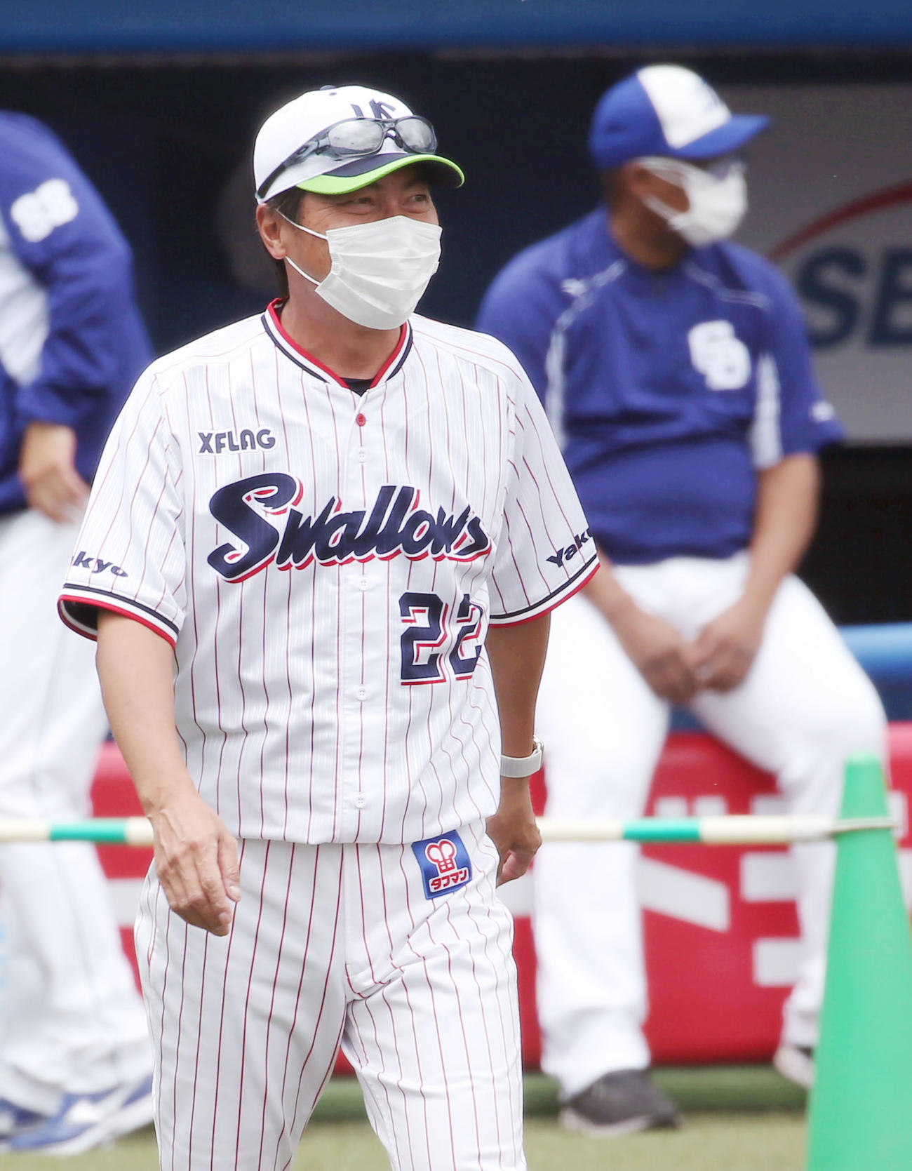 練習試合ヤクルト対中日　試合前、マスク姿の高津監督（撮影・狩俣裕三）