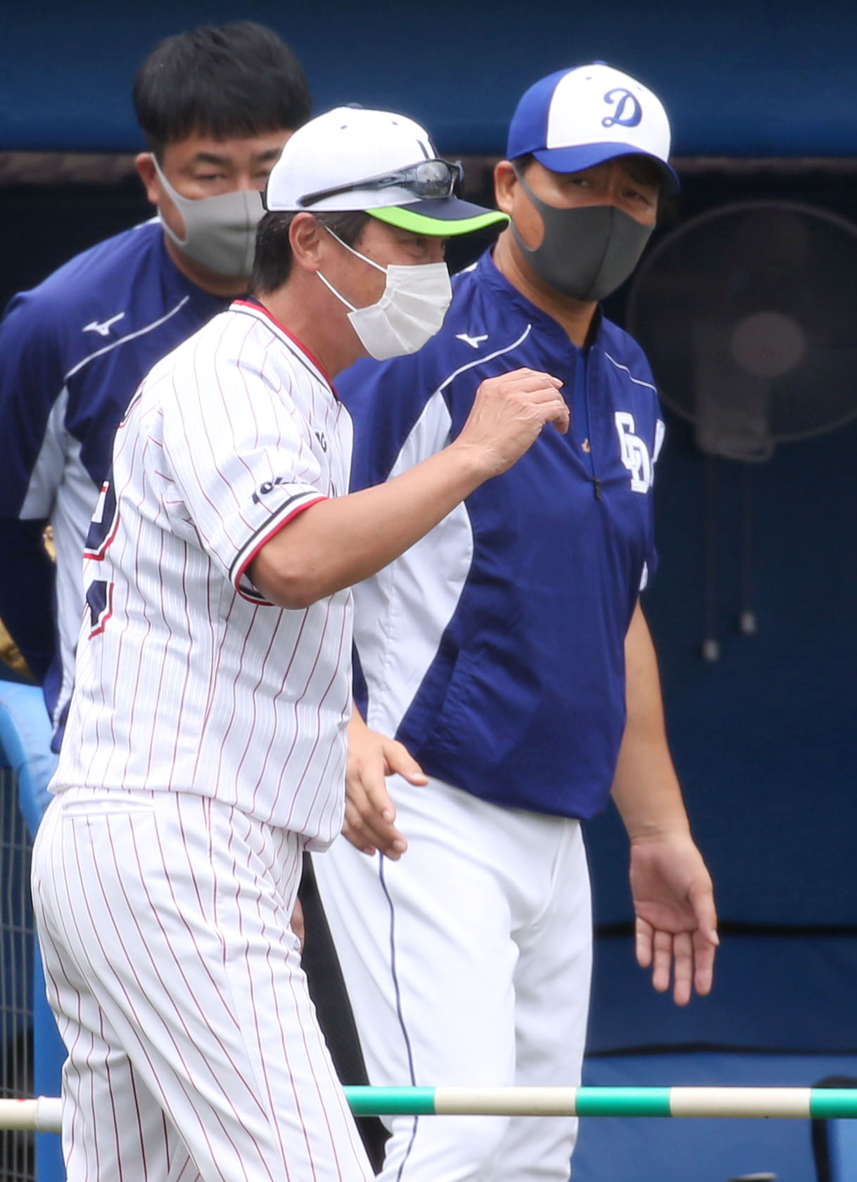 練習試合ヤクルト対中日　試合前、マスク姿であいさつする高津監督（左）と与田監督（撮影・狩俣裕三）