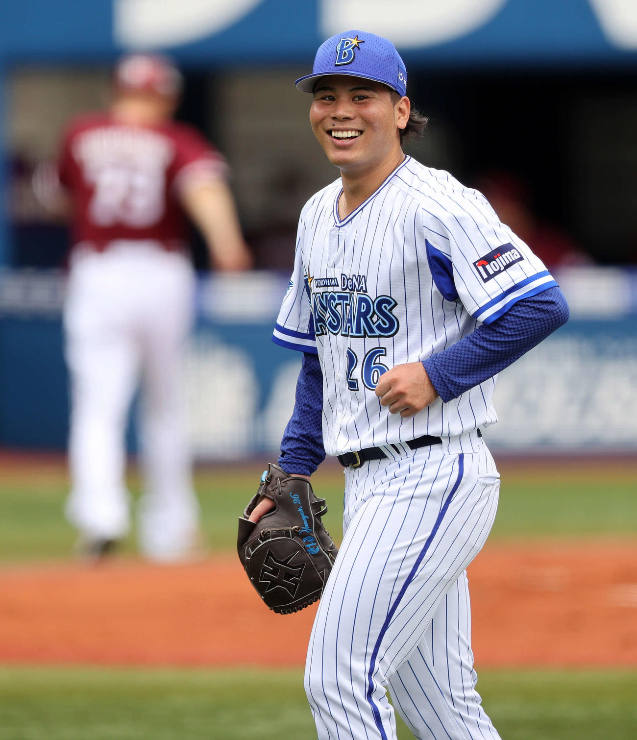 練習試合DeNA対楽天　1回表終了後、笑顔でベンチに引き揚げるDeNA先発の浜口（撮影・江口和貴）