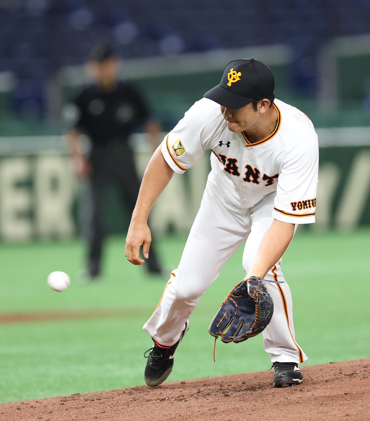 巨人対西武　2回表西武1死、外崎の投ゴロを処理する菅野（撮影・河野匠）