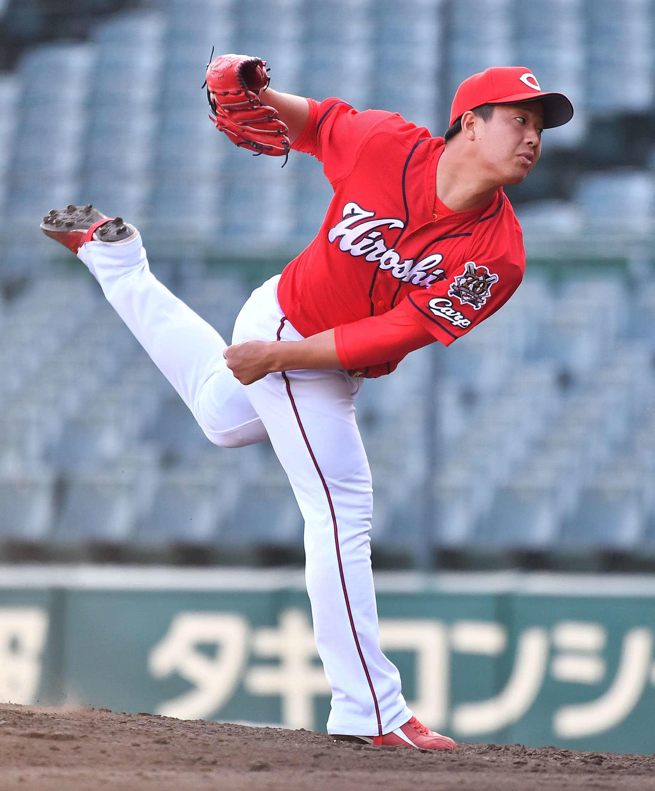 8回に登板する塹江（撮影・上田博志）