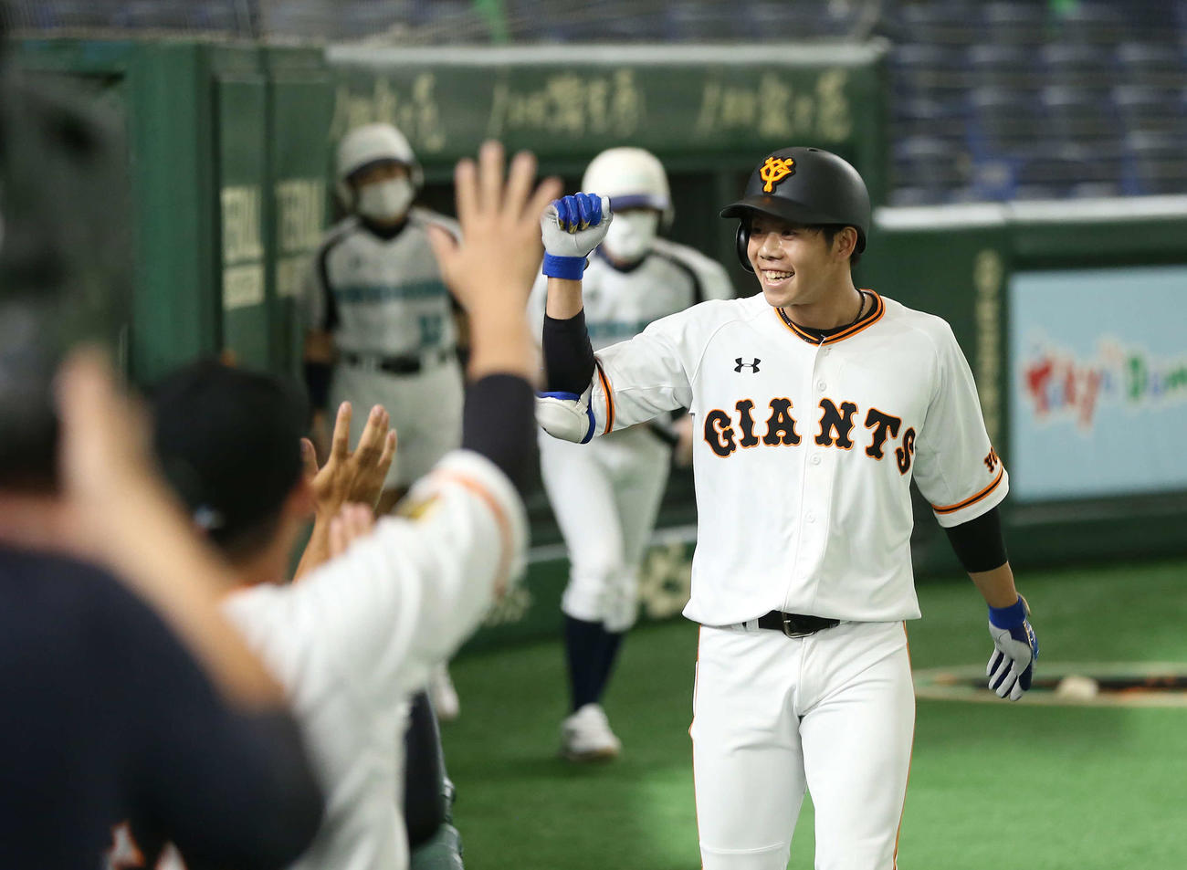 巨人対西武　3回裏巨人無死、右越え本塁打を放ち笑顔でエアタッチする松原（撮影・河野匠）
