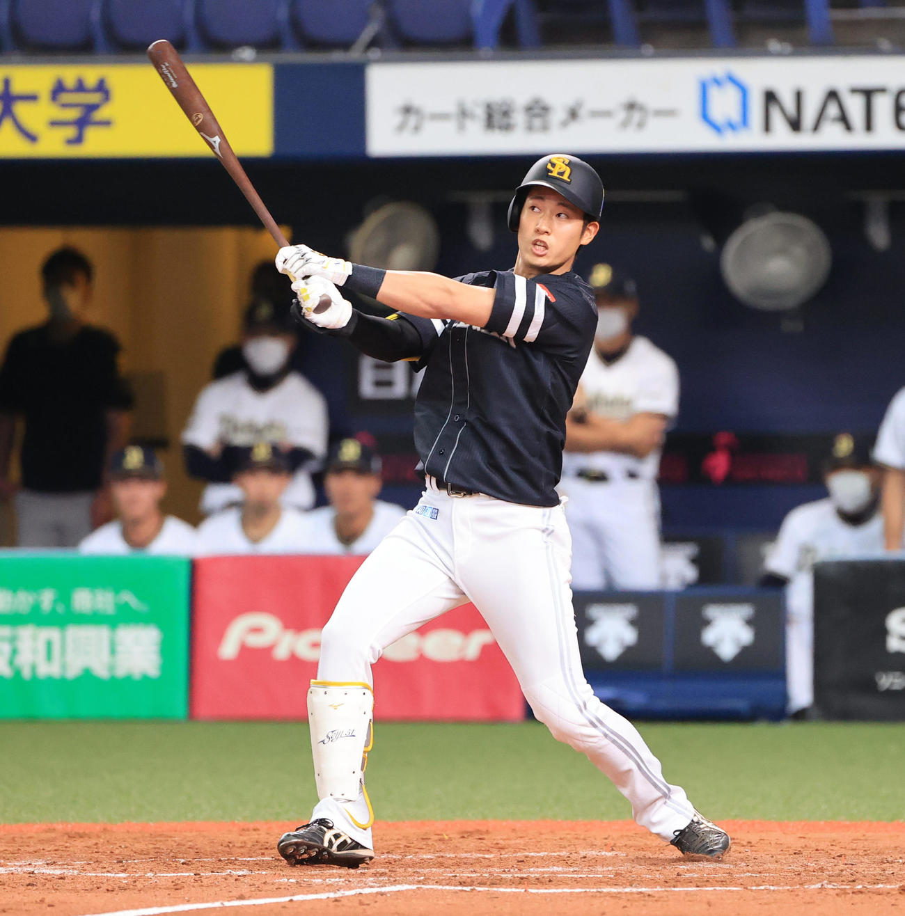 左中間をやぶる先制適時二塁打を放つ上林誠知（撮影・清水貴仁）