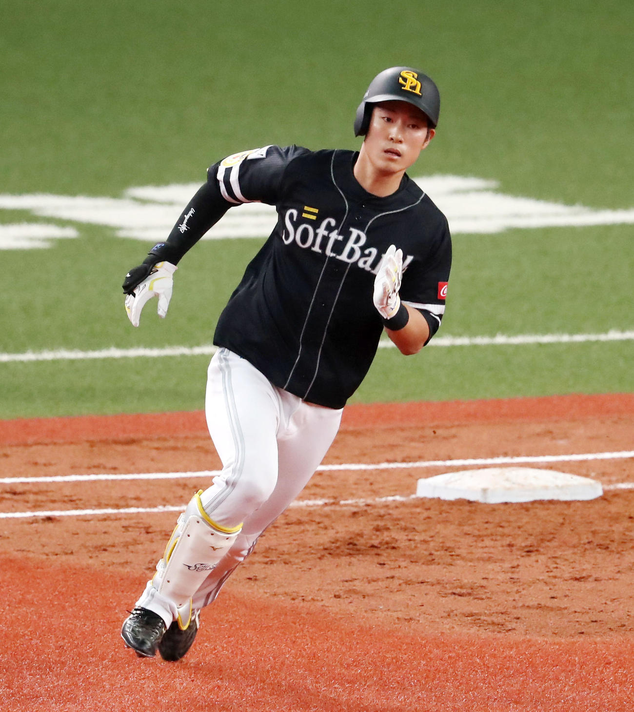 オリックス対ソフトバンク　4回表ソフトバンク1死一塁、上林は中越え適時二塁打を放つ（撮影・加藤哉）