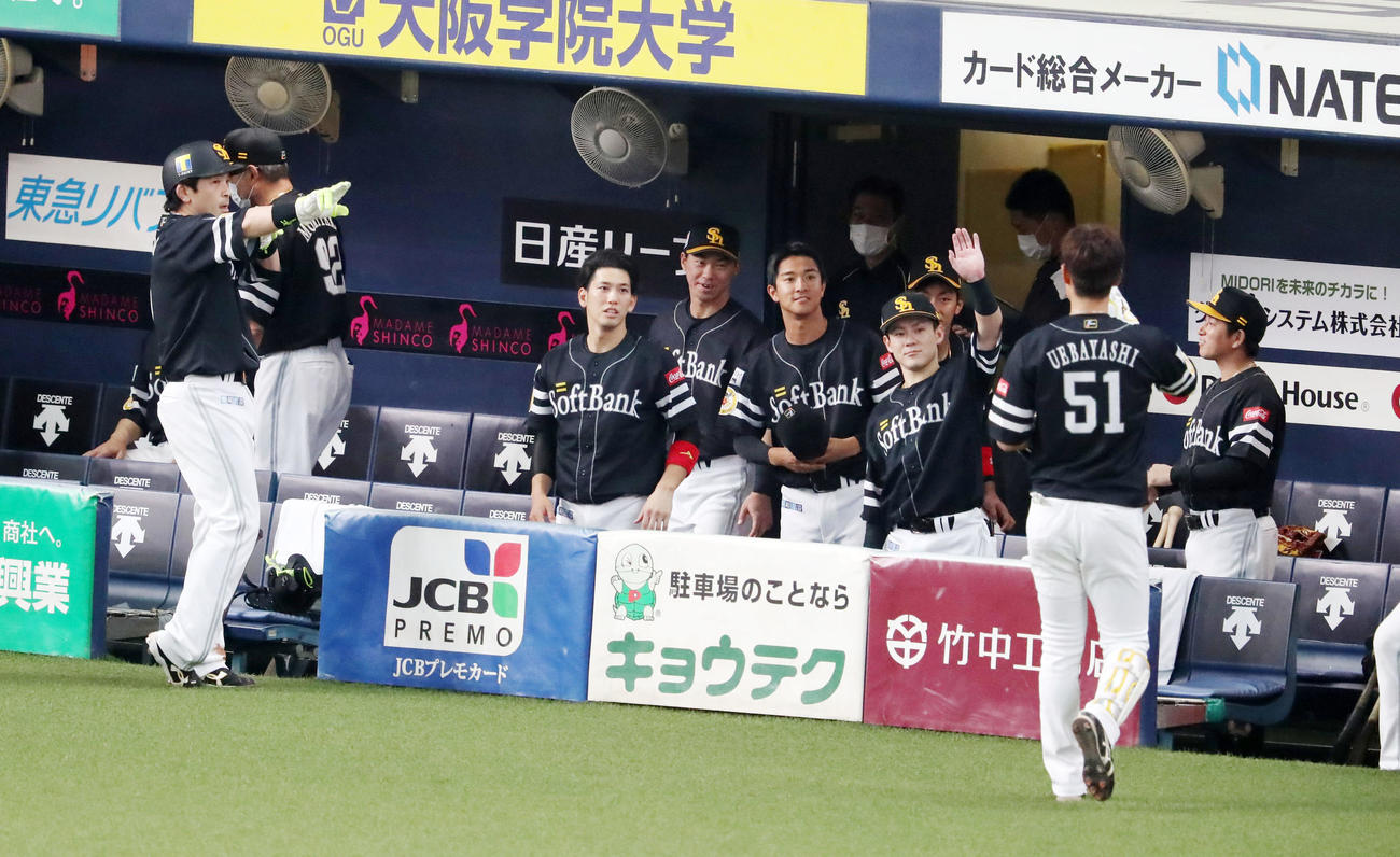 4回表に上林は適時二塁打を放ちナインからエアタッチで迎えられる、左は生還した一走松田宣（撮影・加藤哉）