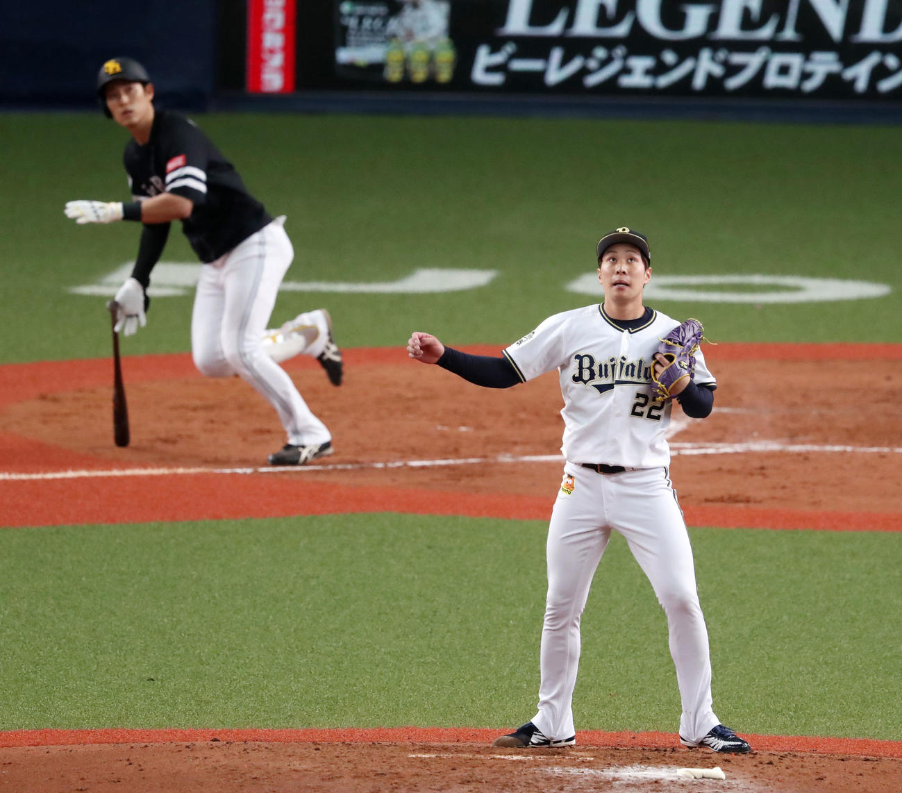 オリックス対ソフトバンク　4回表ソフトバンク1死一塁、村西は上林に中越え適時二塁打を打たれ失点する（撮影・加藤哉）