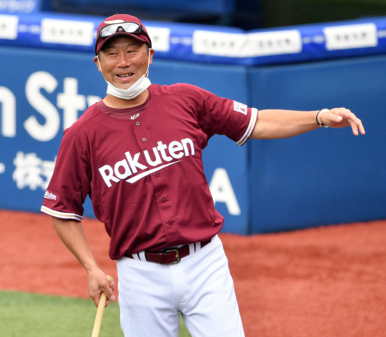 DeNA対楽天　試合前練習で笑顔の楽天三木監督（撮影・滝沢徹郎）