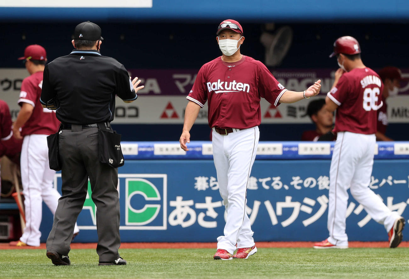DeNA対楽天　3回表終了後、選手交代を告げる楽天三木監督（撮影・江口和貴）