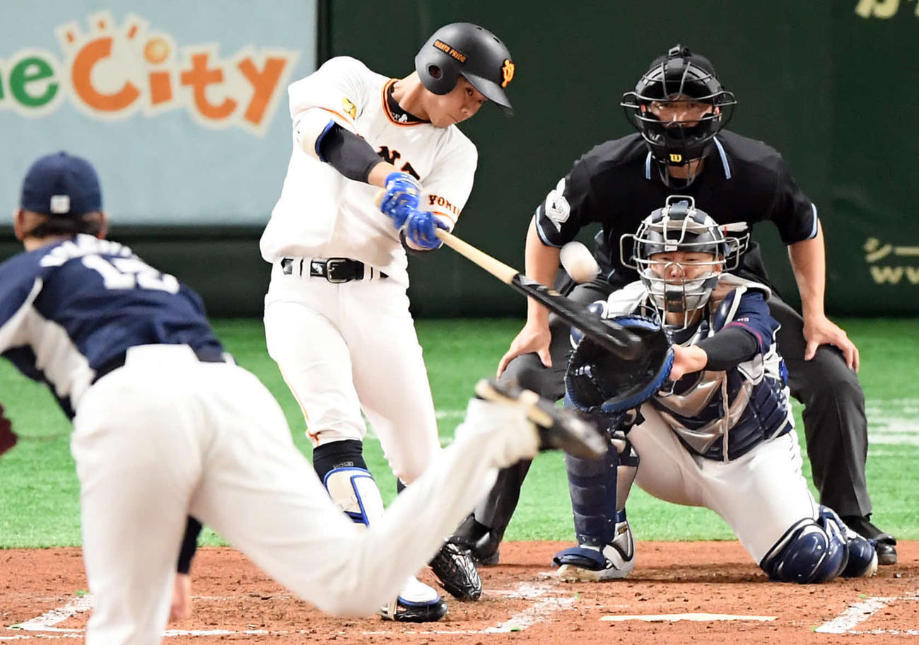 巨人対西武　3回裏巨人無死、右越え本塁打を放つ松原。投手高橋光（撮影・たえ見朱実）