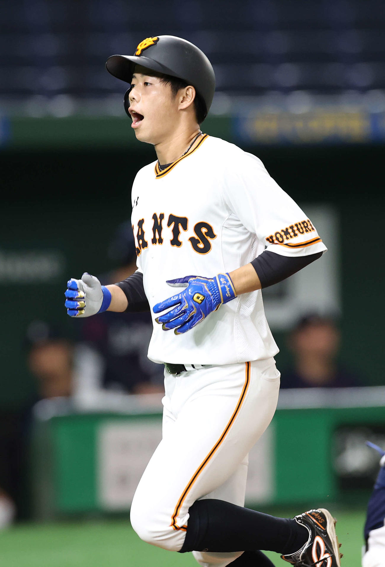 巨人対西武　3回裏巨人無死、右越え本塁打を放ち笑顔で生還する松原（撮影・河野匠）