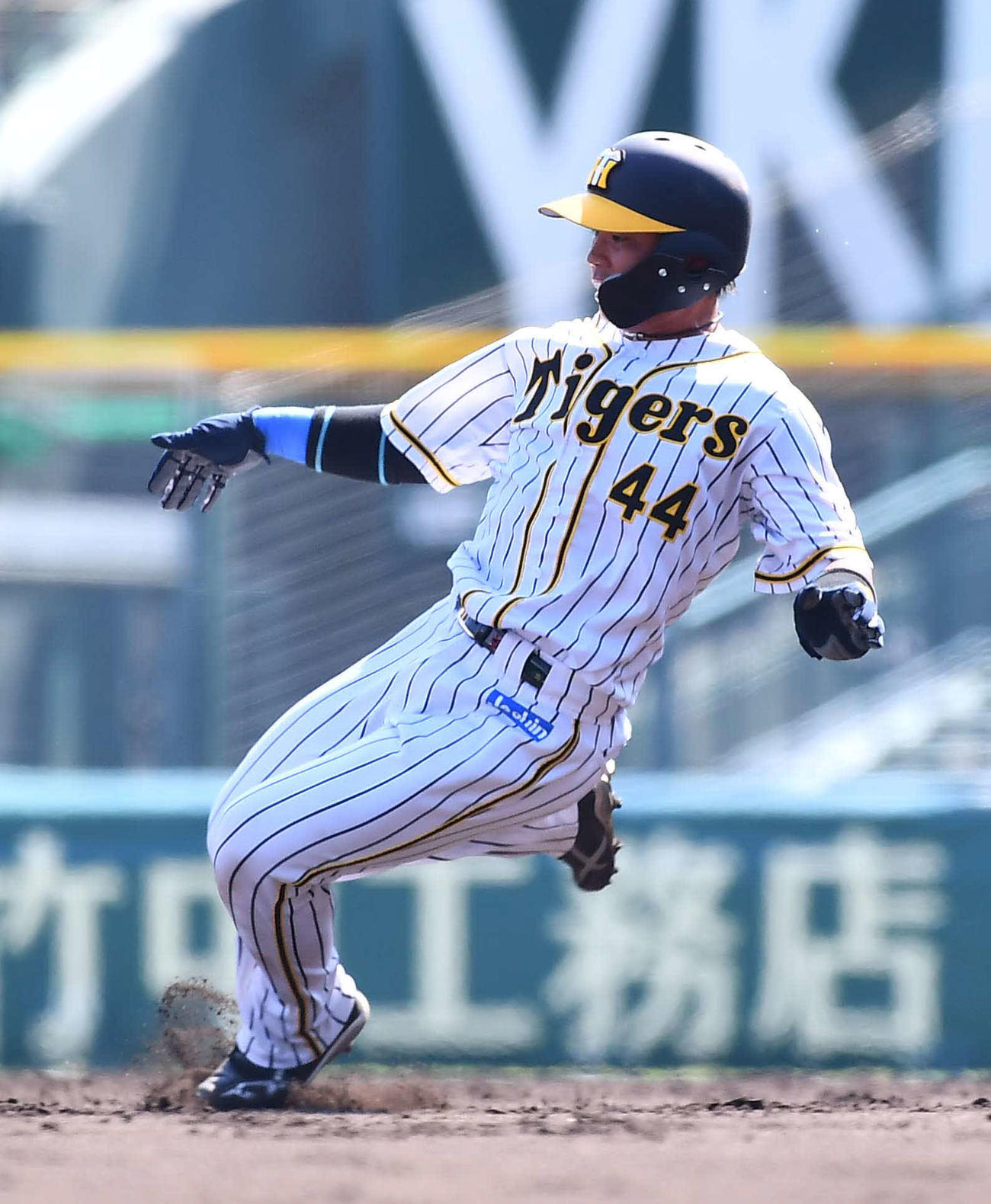 阪神対広島　3回裏阪神1死一塁、二盗に成功する梅野（撮影・上田博志）
