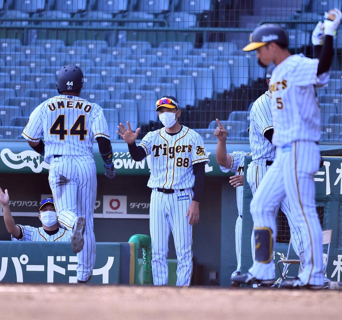 阪神対広島　5回裏阪神無死一、二塁、糸井の中前適時打で生還した梅野をベンチ前で出迎える矢野監督（撮影・上田博志）
