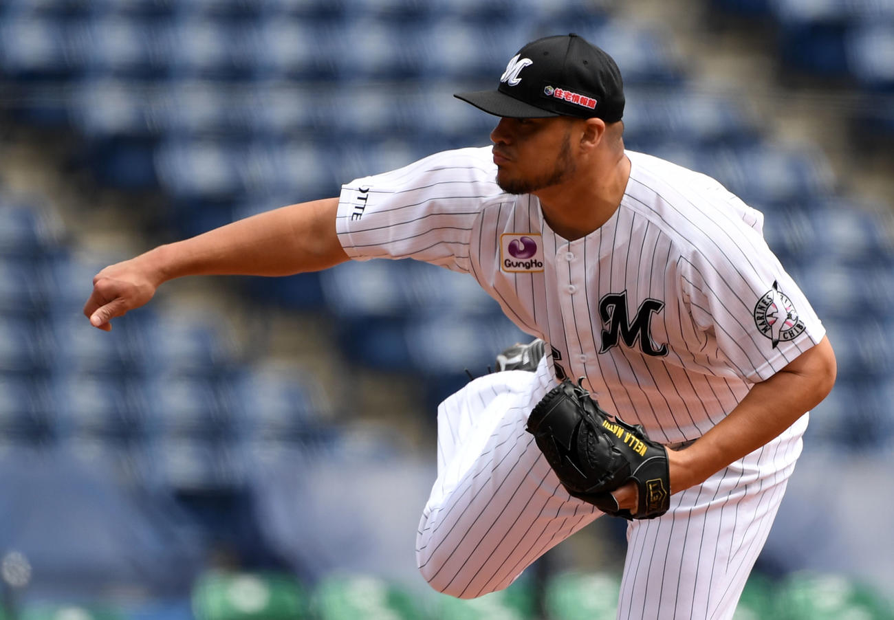 ロッテ対日本ハム　3回表から2番手で登板したロッテ・フローレス（撮影・横山健太）