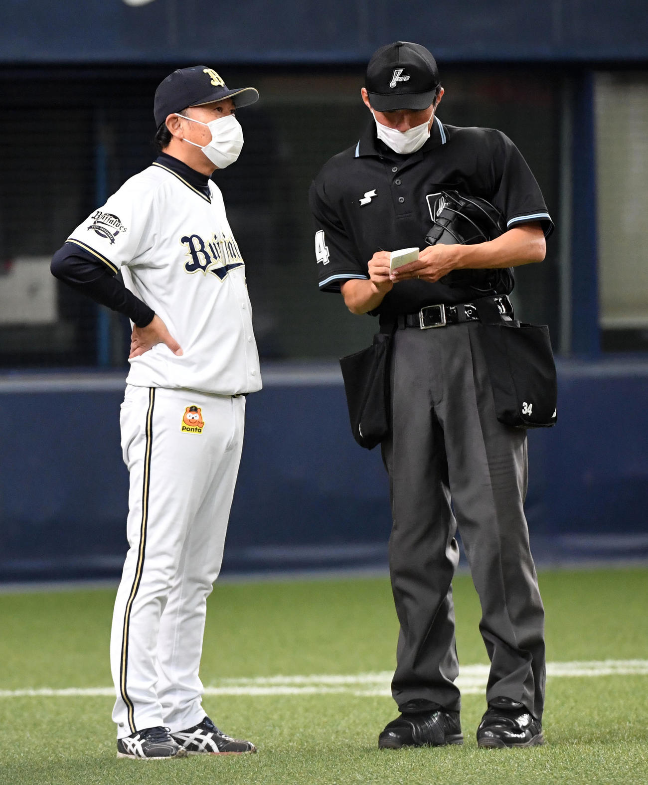 オリックス対ソフトバンク　5回、交代を告げる西村監督（撮影・前岡正明）