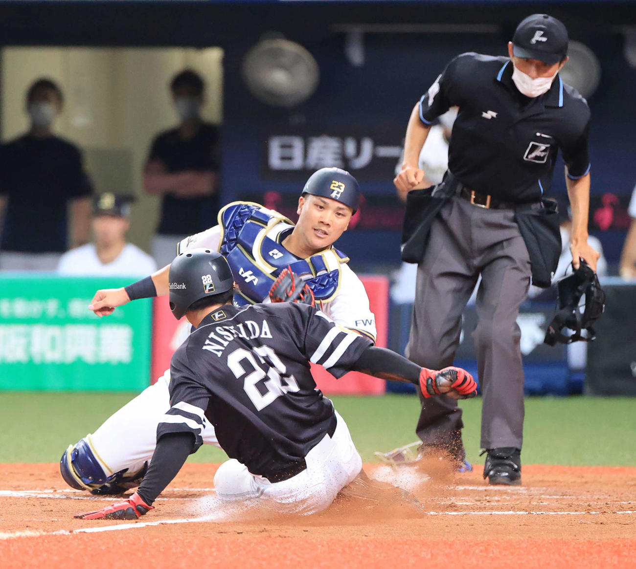 オリックス対ソフトバンク　8回表ソフトバンク1死三塁、谷川原のゴロで本塁を狙った走者西田（手前）をタッチアウトにするオリックス伏見（撮影・清水貴仁）