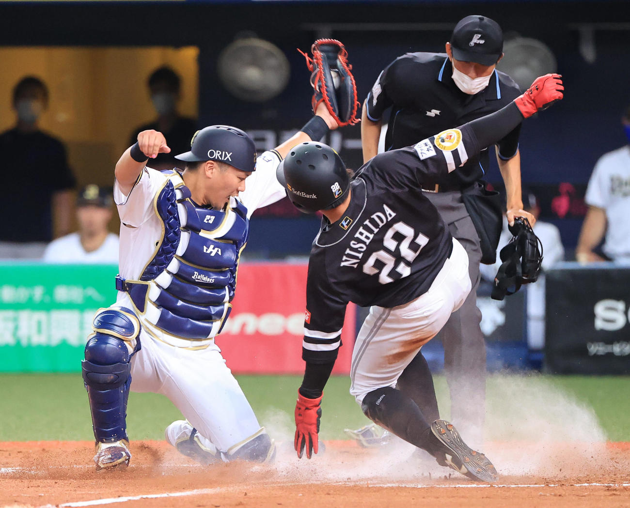 オリックス対ソフトバンク　8回表ソフトバンク1死三塁、谷川原の二ゴロで走者西田（右）が本塁憤死となる。捕手伏見（撮影・清水貴仁）