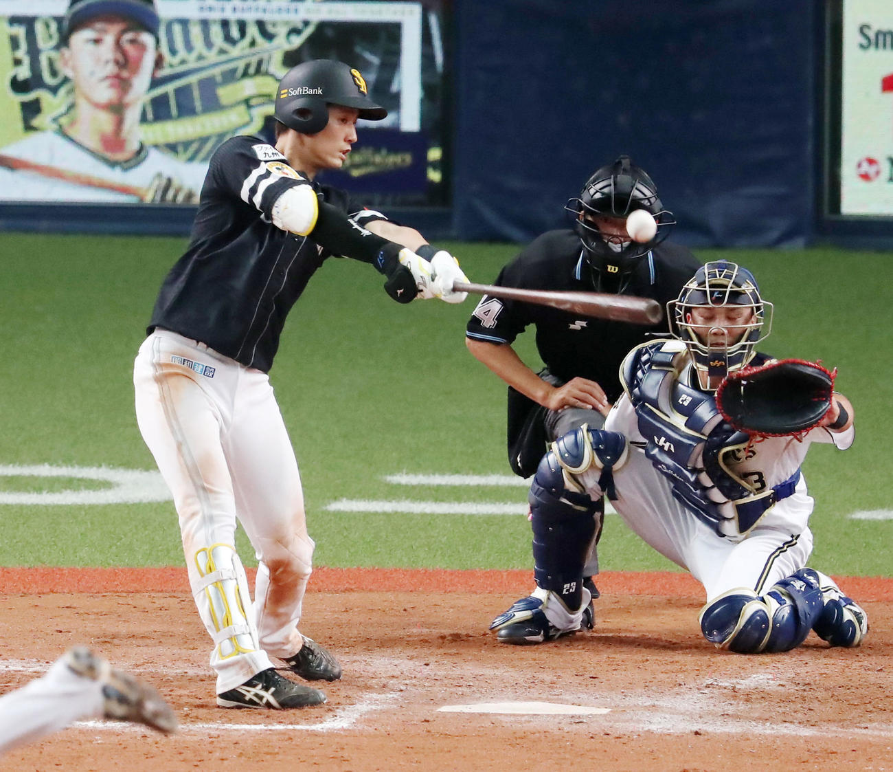 オリックス対ソフトバンク　8回表ソフトバンク2死一、二塁、上林は中前適時打を放つ（撮影・加藤哉）