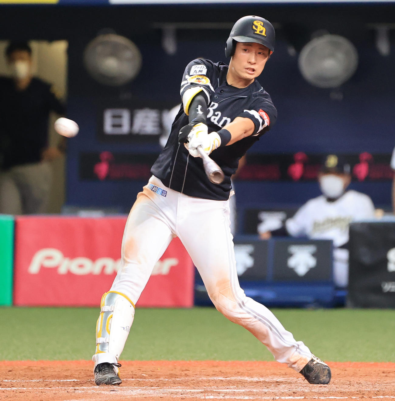 オリックス対ソフトバンク　8回表ソフトバンク2死一、二塁、中前へ勝ち越し適時打を放つ上林（撮影・清水貴仁）