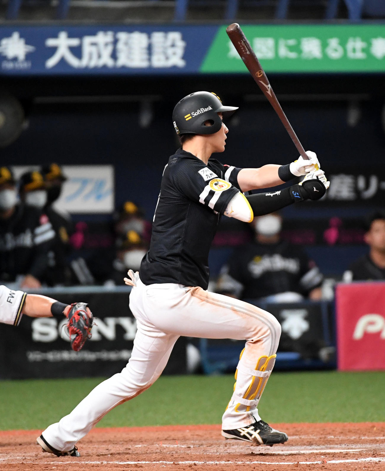 オリックス対ソフトバンク　8回表ソフトバンク2死一、二塁、上林は中前適時打を放つ（撮影・前岡正明）