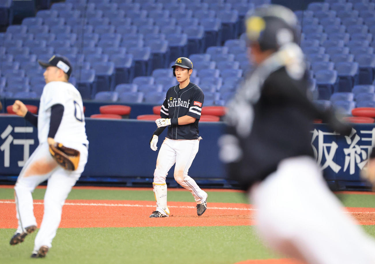 オリックス対ソフトバンク　8回表ソフトバンク2死一、二塁、中前へ勝ち越し適時打を放つ上林誠知（撮影・清水貴仁）