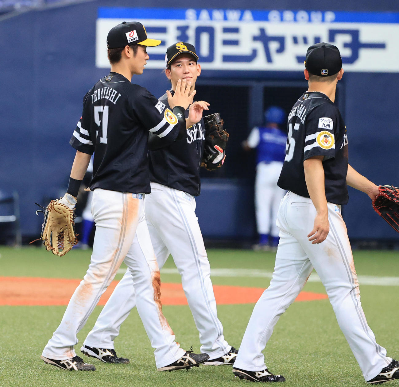 オリックス対ソフトバンク　勝利し栗原陵矢（中央）とエアータッチを交わす上林誠知（左）（撮影・清水貴仁）