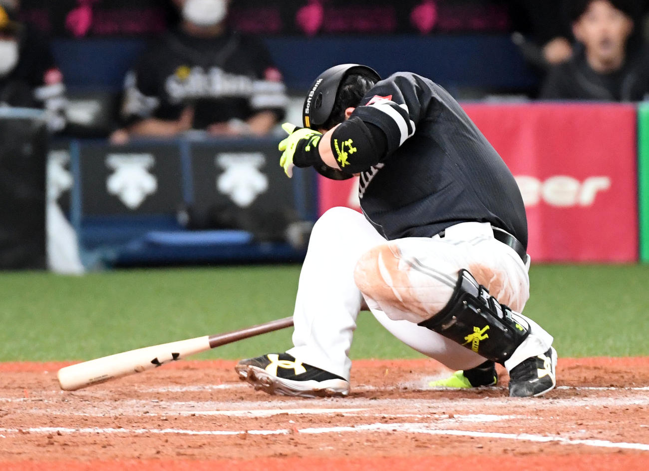 オリックス対ソフトバンク　8回表ソフトバンク2死一塁、頭部に死球を受けた松田宣（撮影・前岡正明）