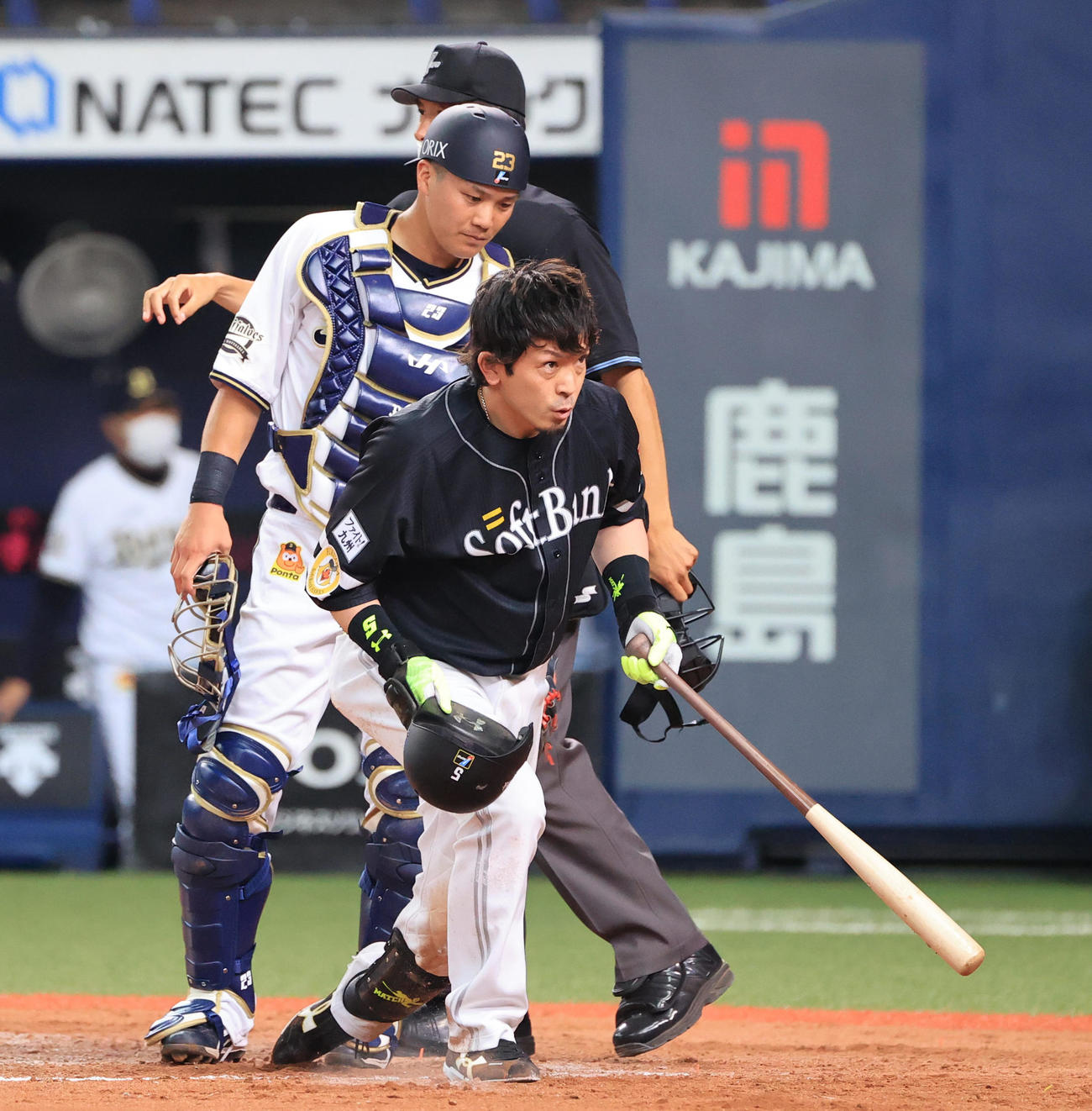 オリックス対ソフトバンク　8回表ソフトバンク2死一塁、頭部に死球を受ける松田宣浩（撮影・清水貴仁）