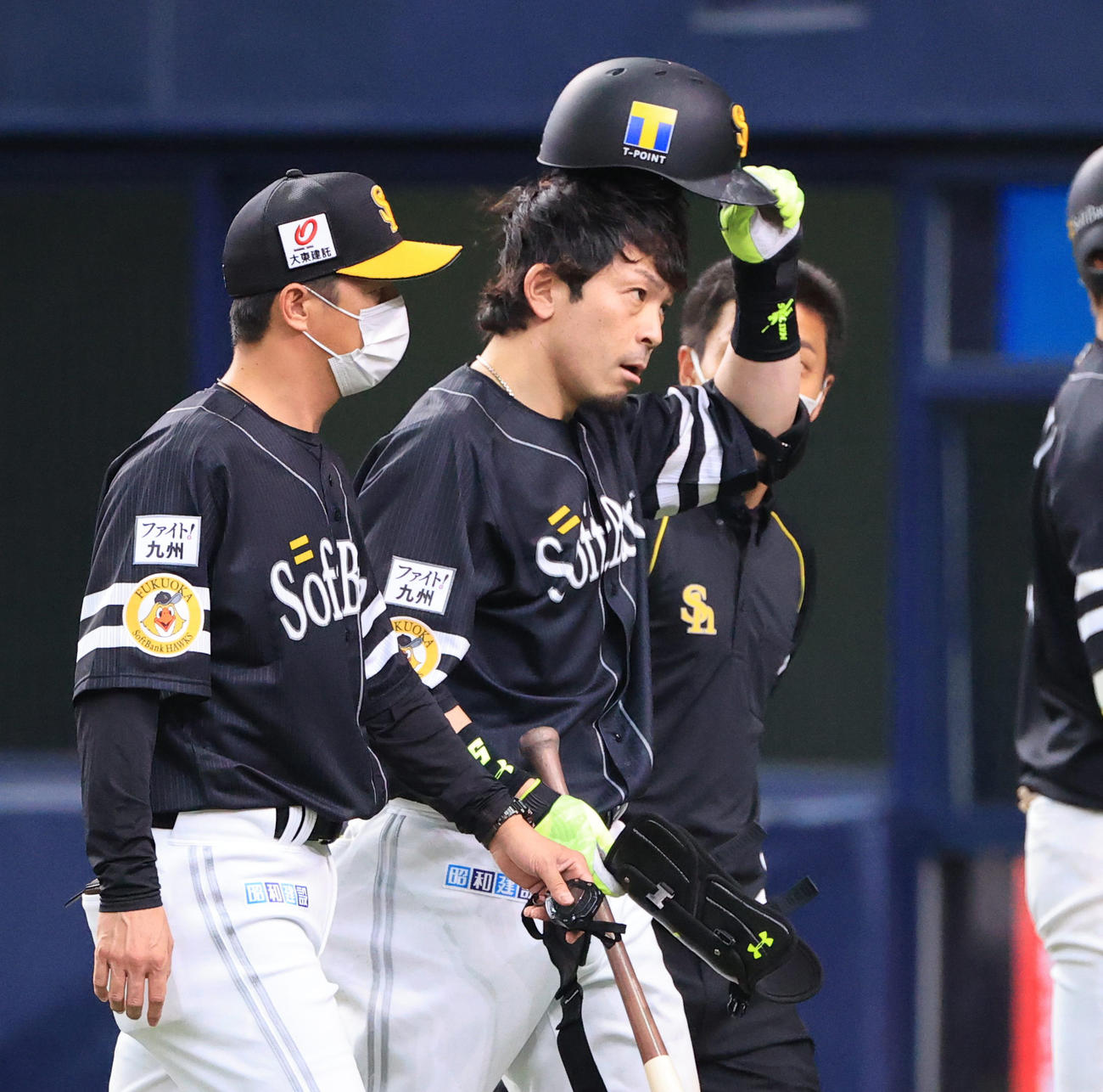 オリックス対ソフトバンク　8回表ソフトバンク2死一塁、頭部付近に死球を受け交代となる松田宣浩（撮影・清水貴仁）