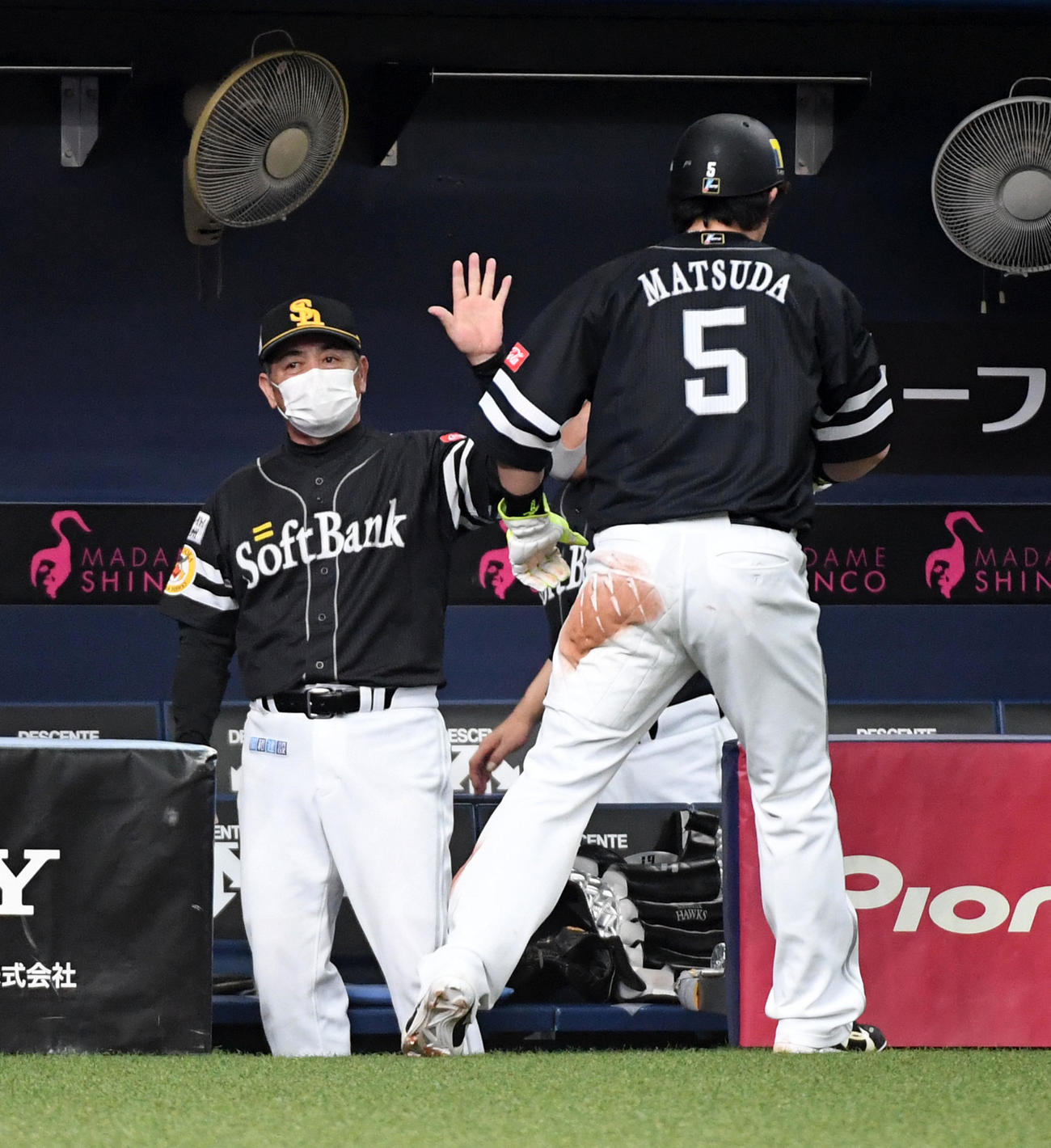 オリックス対ソフトバンク　4回表ソフトバンク1死一塁、上林の適時二塁打で生還した松田宣（右）を迎える工藤監督（撮影・前岡正明）