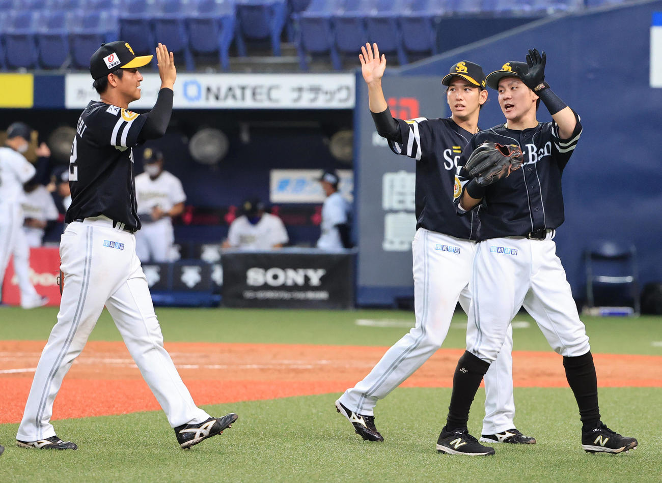 練習試合オリックス対ソフトバンク　勝利しエアータッチを交わすソフトバンクの選手たち、左から柳町達、栗原陵矢、牧原大成（撮影・清水貴仁）