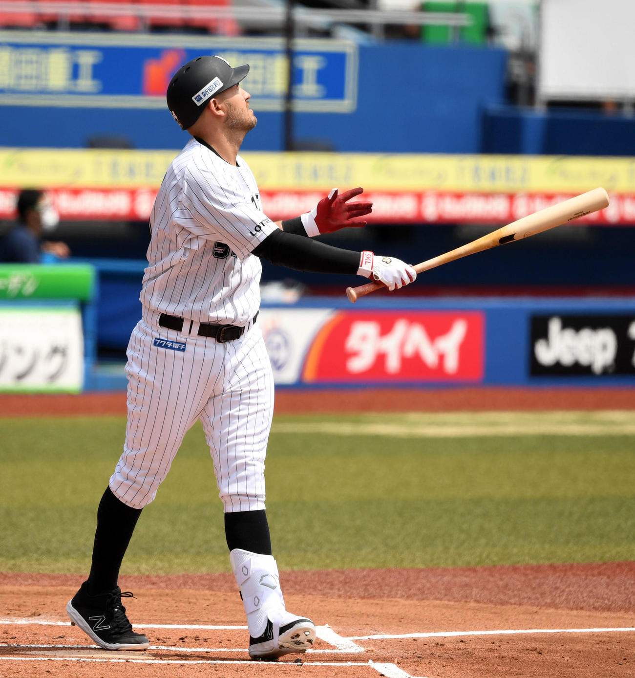 ロッテ対日本ハム　1回表ロッテ2死一塁、左越え2点本塁打を放つレアード（撮影・横山健太）