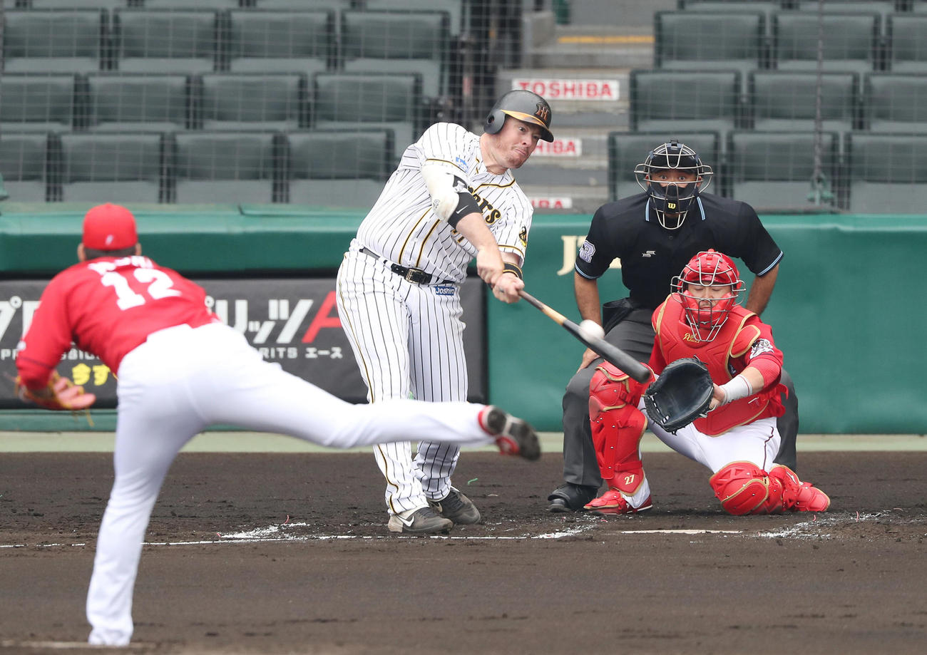 阪神対広島　2回裏阪神無死、右越え安打を放つボーア（撮影・前田充）